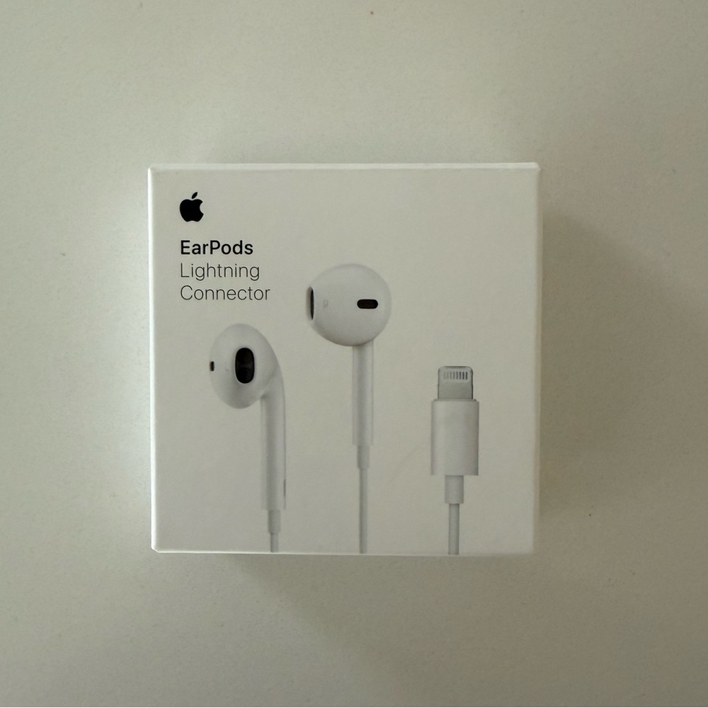 BRAND NEW Never Used Apple EarPods lightning connector